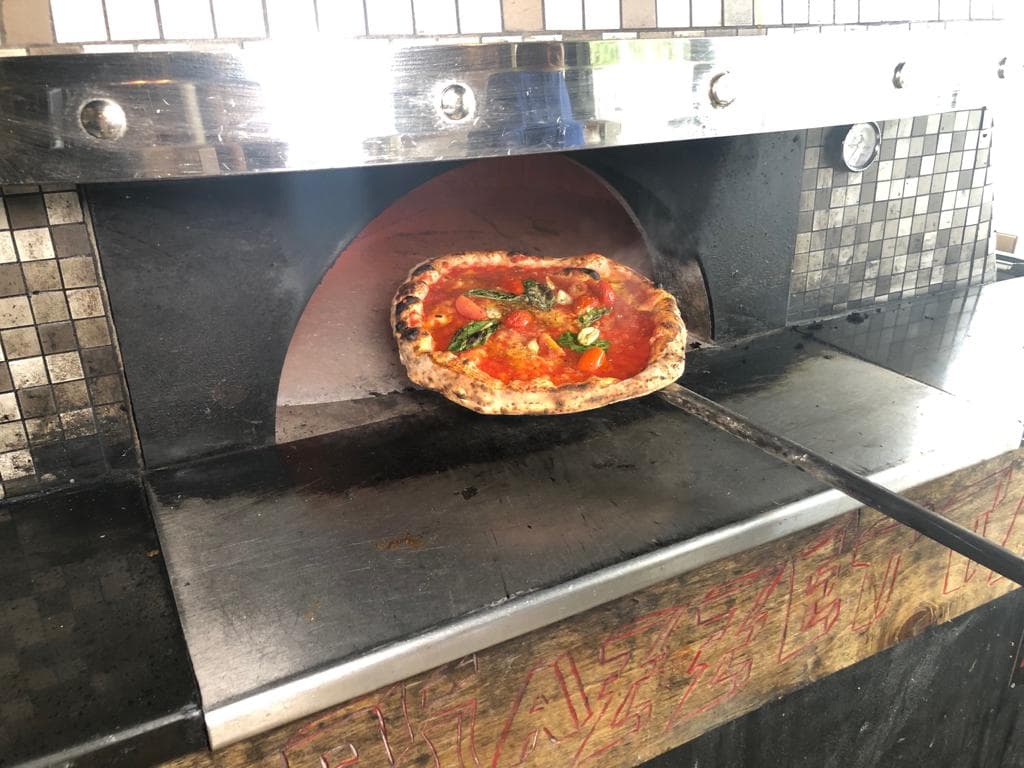 Esta pizza la sirven en el restaurant “La Piazzetta” ubicado en la 5143 del noroeste y la segunda avenida de Miami.
<br>