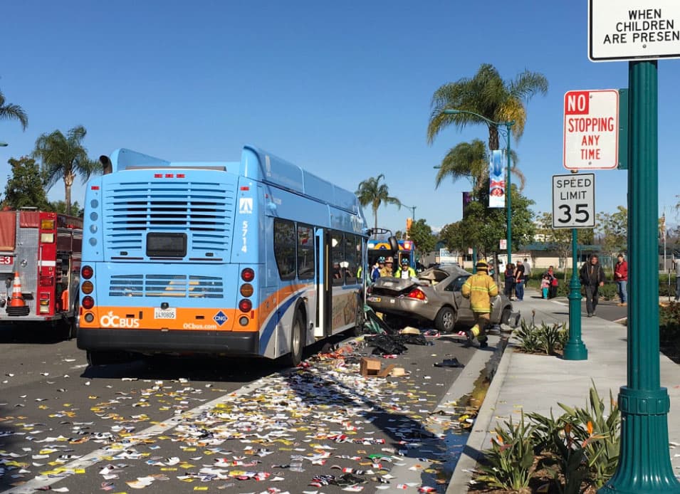Autoridades del Departamento de Policía de Anaheim indicaron que la colisión tuvo lugar a las 11 de la mañana sobre el bulevar Harbor.