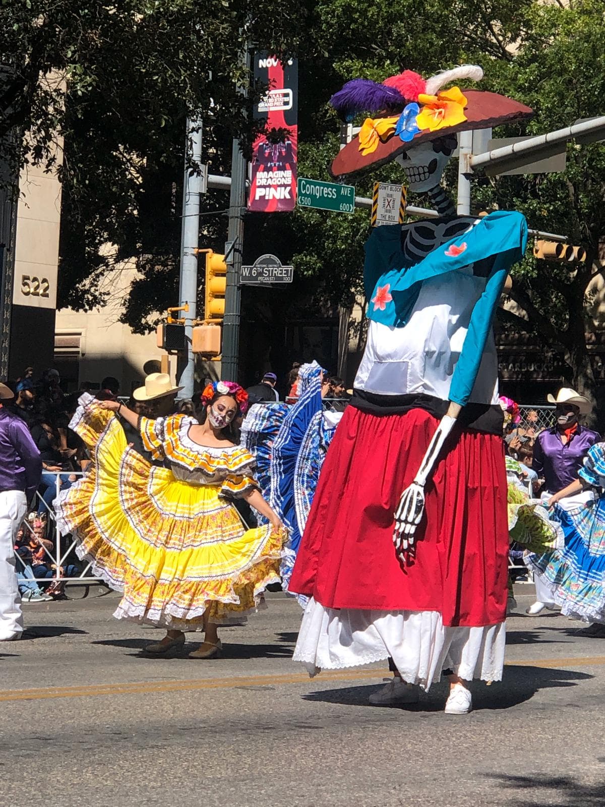 Los orígenes del Día de los Muertos se remontan a la era precolombina y la creencia de que la muerte es una transformación y una continuación de la vida.