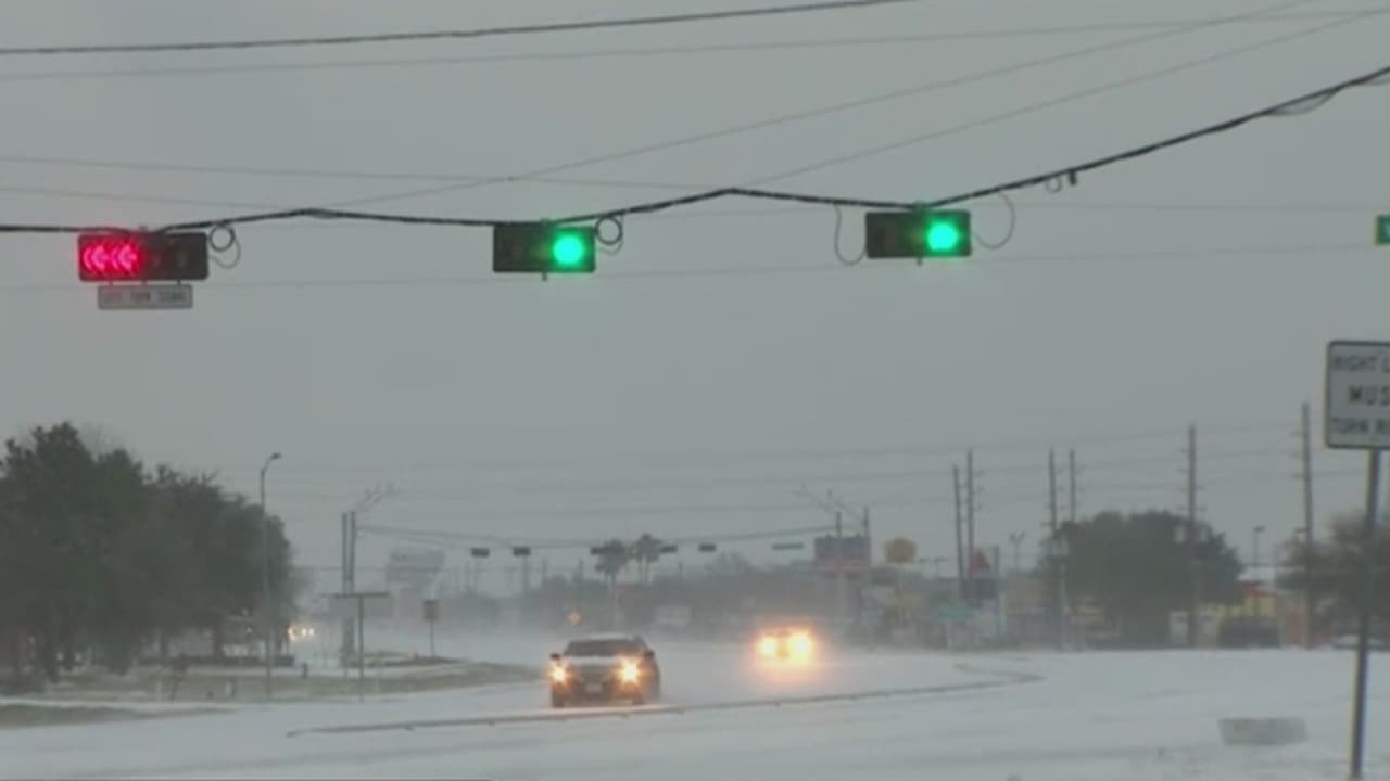 Las autoridades pidieron a la comunidad evitar conducir ante las condiciones de las carreteras.
<br>