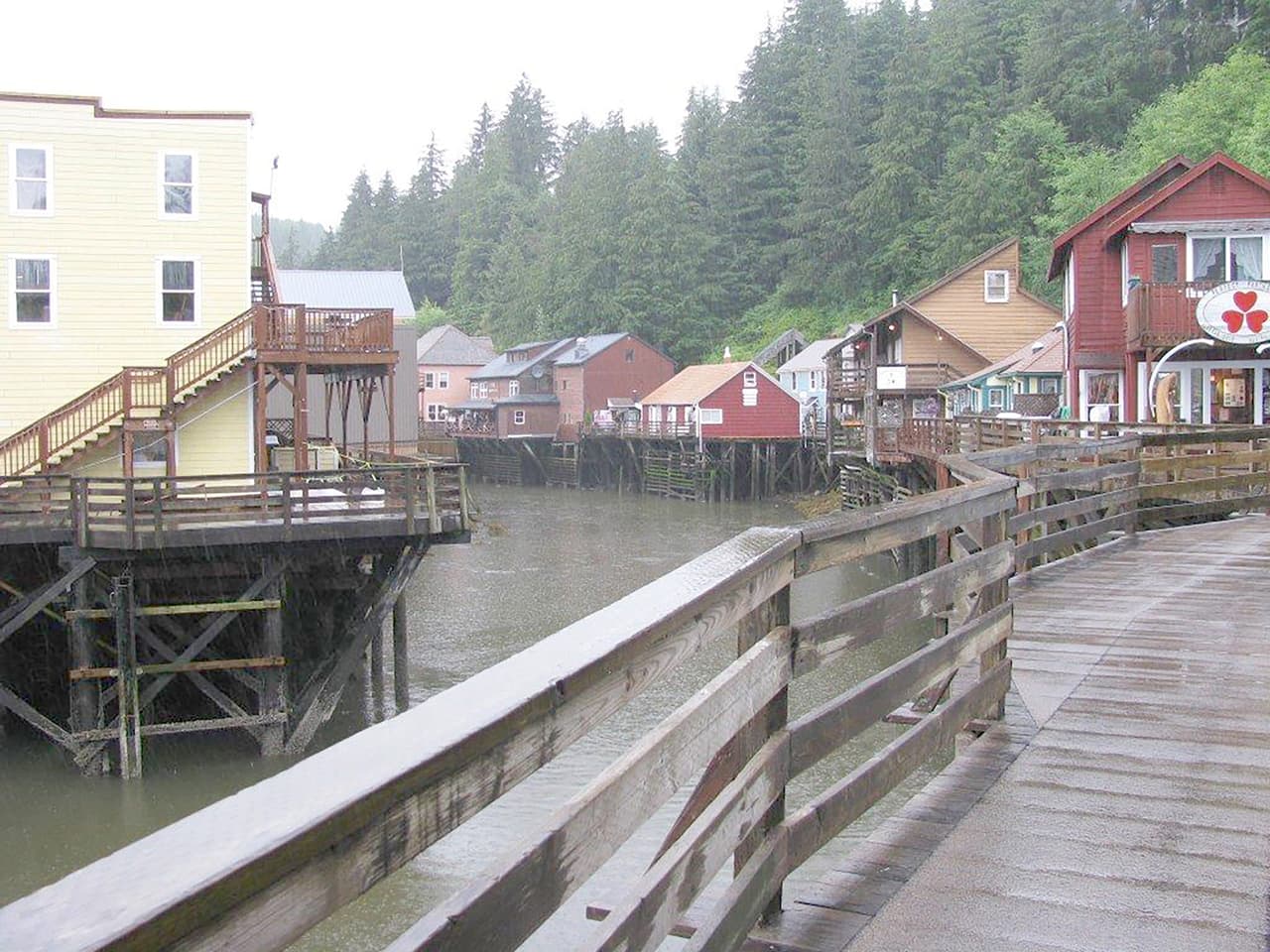 <b>Puesto 47. Alaska: Ketchikan. Tasa de pobreza: 12.4% (estado: 10.2%)</b>. Ingreso medio por hogar: 56,372 dólares (estado: 76,114). Valor medio de la vivienda: 237,000 dólares (estado: 261,900). Población: 8,195.