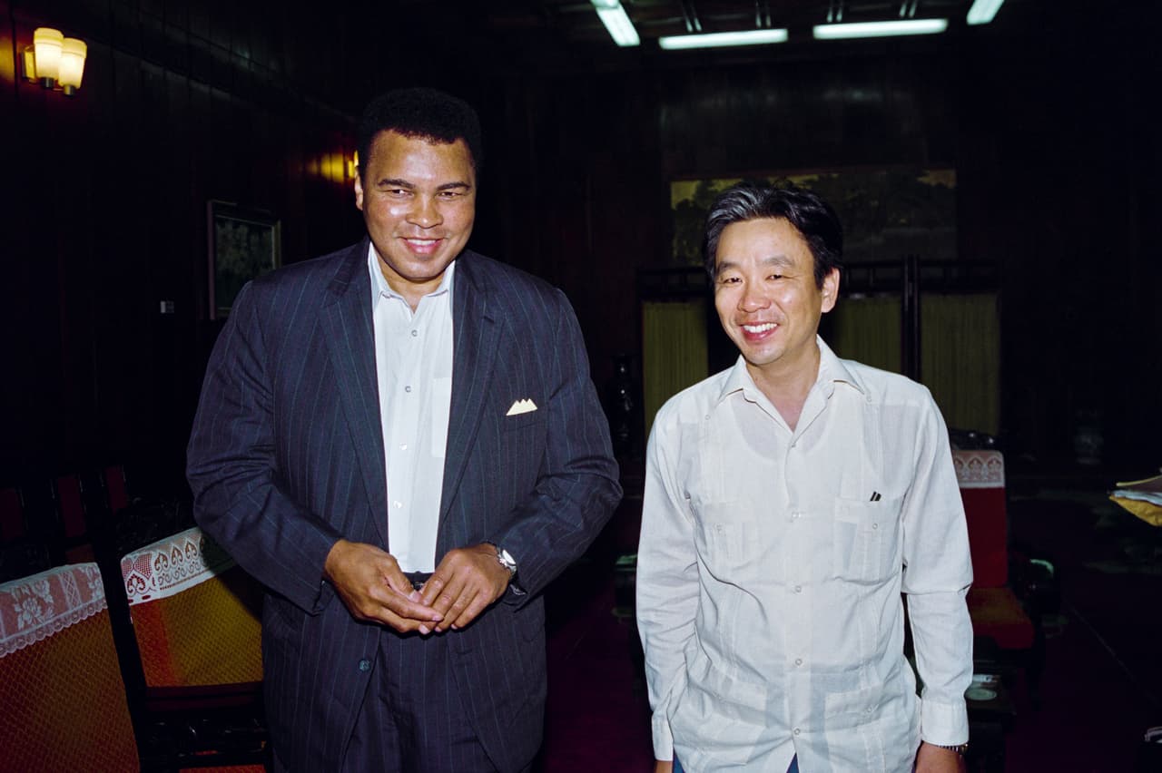 En 1967, Vietnam se convirtió en una batalla que lo alejó del cuadrilátero por tres años y medio. Tras negarse a ir a pelear a la guerra, fue despojado de su título y condenado a cinco años de prisión. No llegó a estar tras las rejas y, posteriormente, la Corte Suprema anuló esa condena. En la foto, Ali junto a Vu Chi Cong, el subdirector del departamento para EEUU del Ministerio de Relaciones Interiores de Vietnam, el 11 de mayo de 1994.