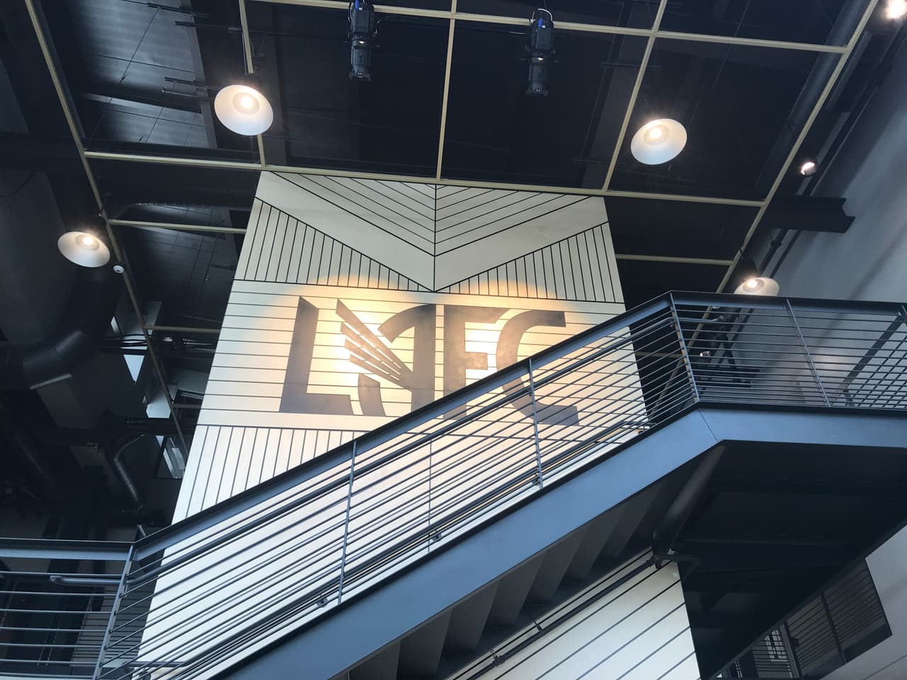 El logo del equipo está ubicado en la parte alta de la recepción para la clara vista de quien entra al lugar