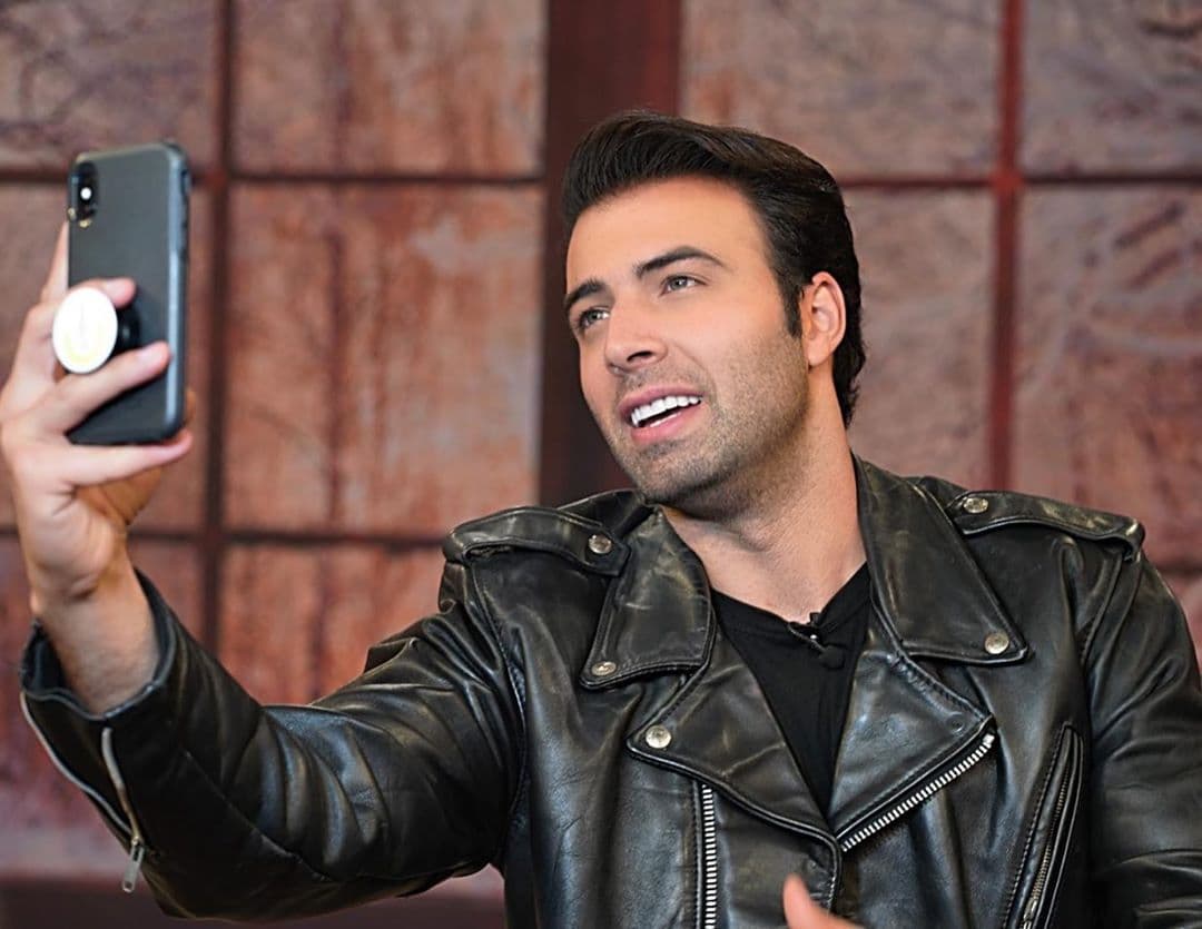 Nos visitó 
<a href="https://www.univision.com/shows/despierta-america/jencarlos-canela-sera-el-tio-de-la-comedia-familiar-producida-por-mario-lopez-y-dirigida-por-eva-longoria-video">Jencarlos Canela</a> para contarnos sus planes. Pero también aprovechó para tomarse una foto en la casa más feliz de la televisión hispana.