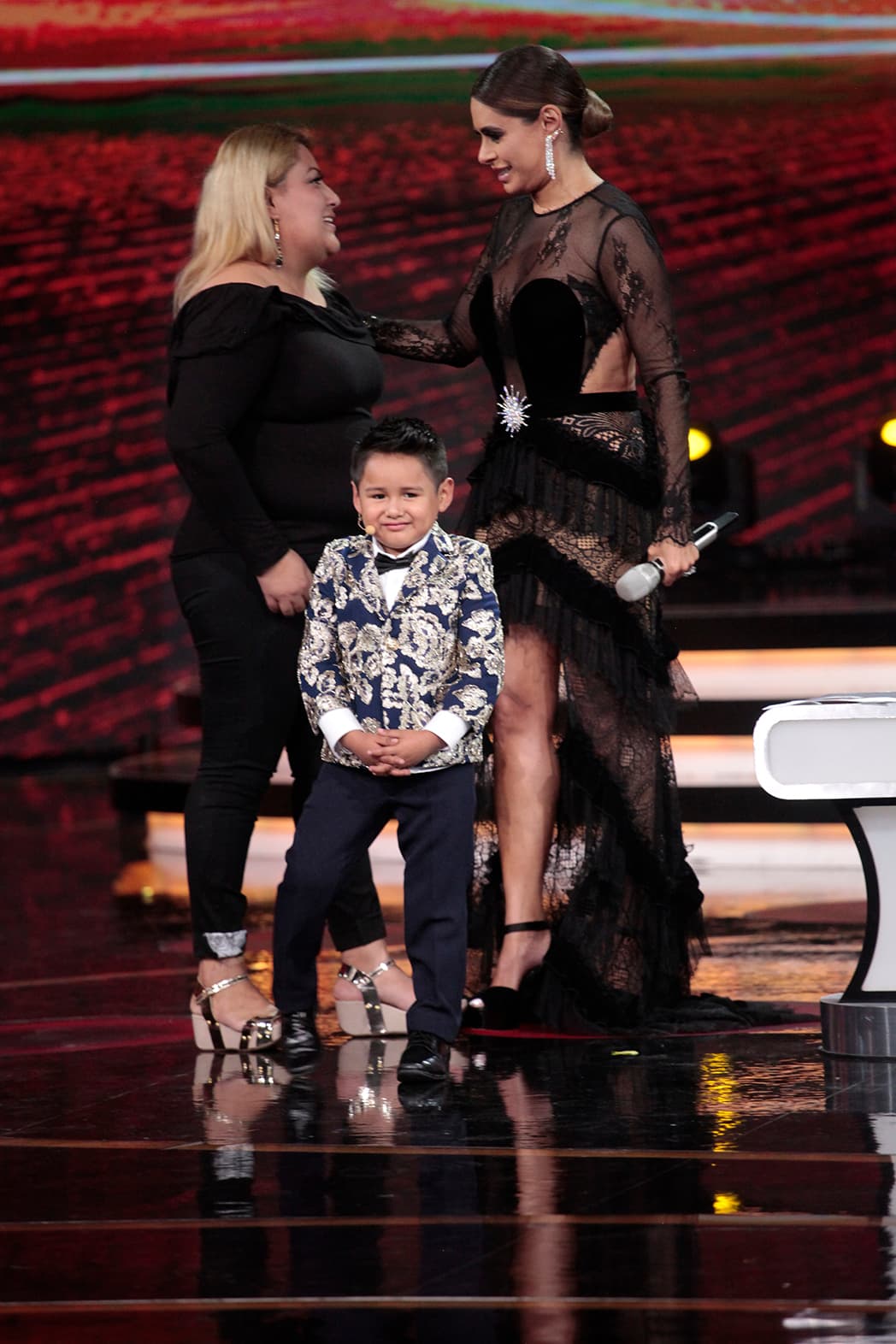 En el corte comercial, la mamá de Giovani se acercó a la presentadora para agradecerle una vez más el cariño y la sorpresa para su hijo.