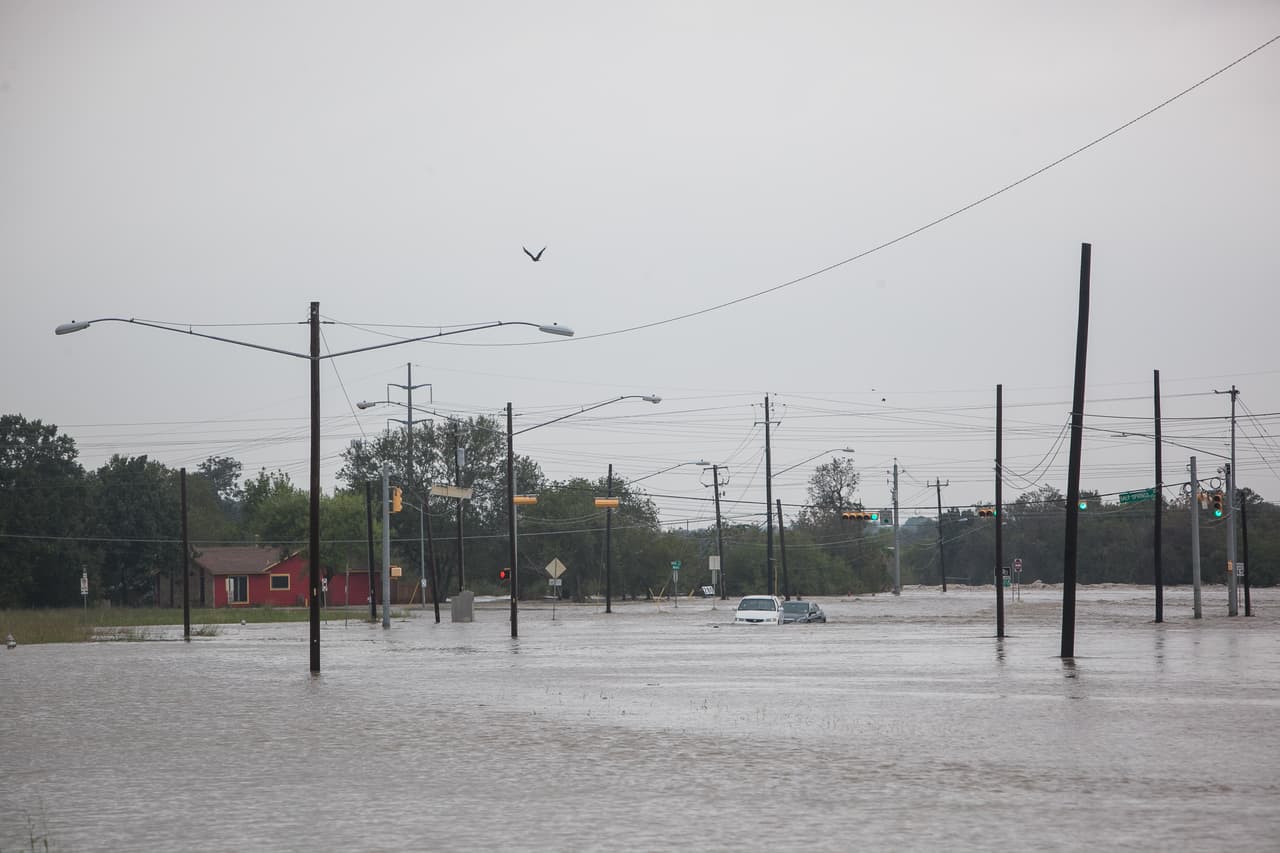 La llegada de fuertes tormentas al centro de Texas dejó cientos de calles de Austin cerradas.
