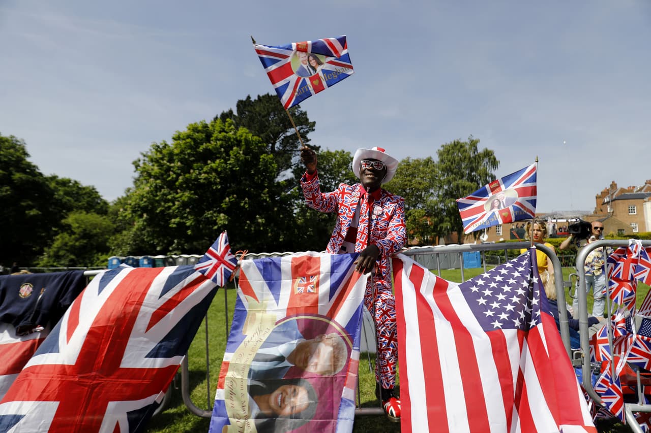 Tal vez sea el fan Joseph Afrane uno de los más fotografiados en las calles de Windsor, presumiendo las banderas británica y americana y fotos de los novios por todas partes.