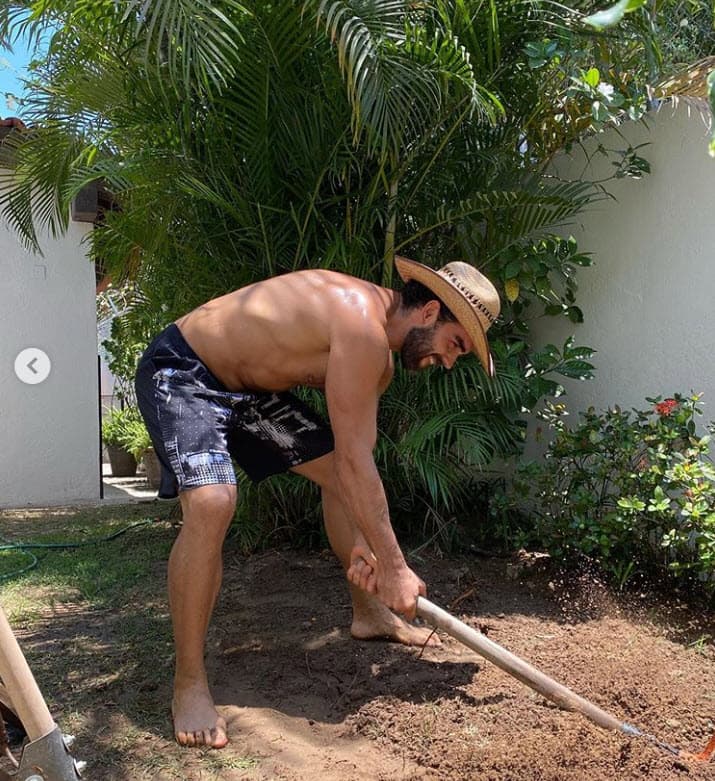 Luego de que el brasileño se puso a la orden de sus fans, comenzaron a llegarle las primeras solicitudes. Eso sí, dejó en claro quién lleva la batuta en las 'órdenes' que se reciben. 
<br>