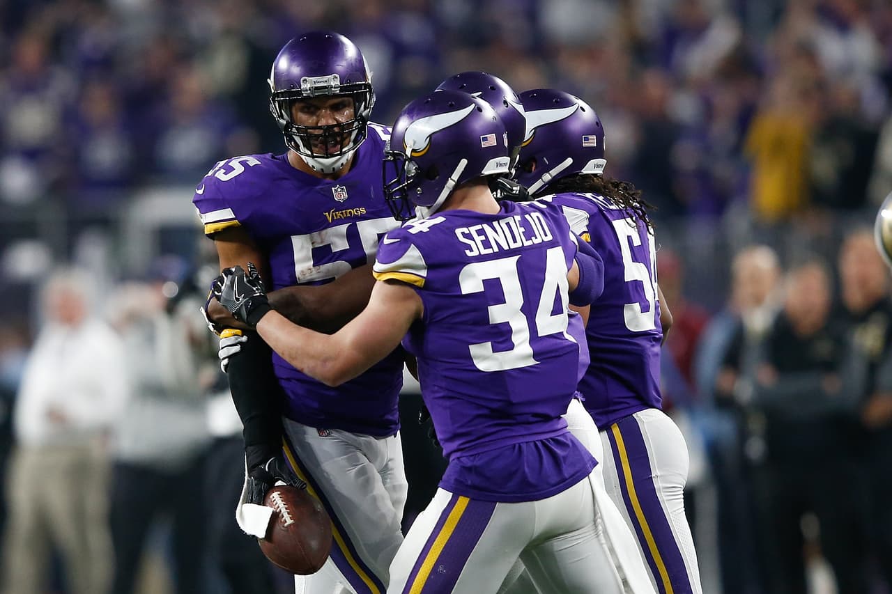 Anthony Barr consiguió una de las dos intercepciones que la defensiva de los Vikings lograron ante los envíos de Brees.