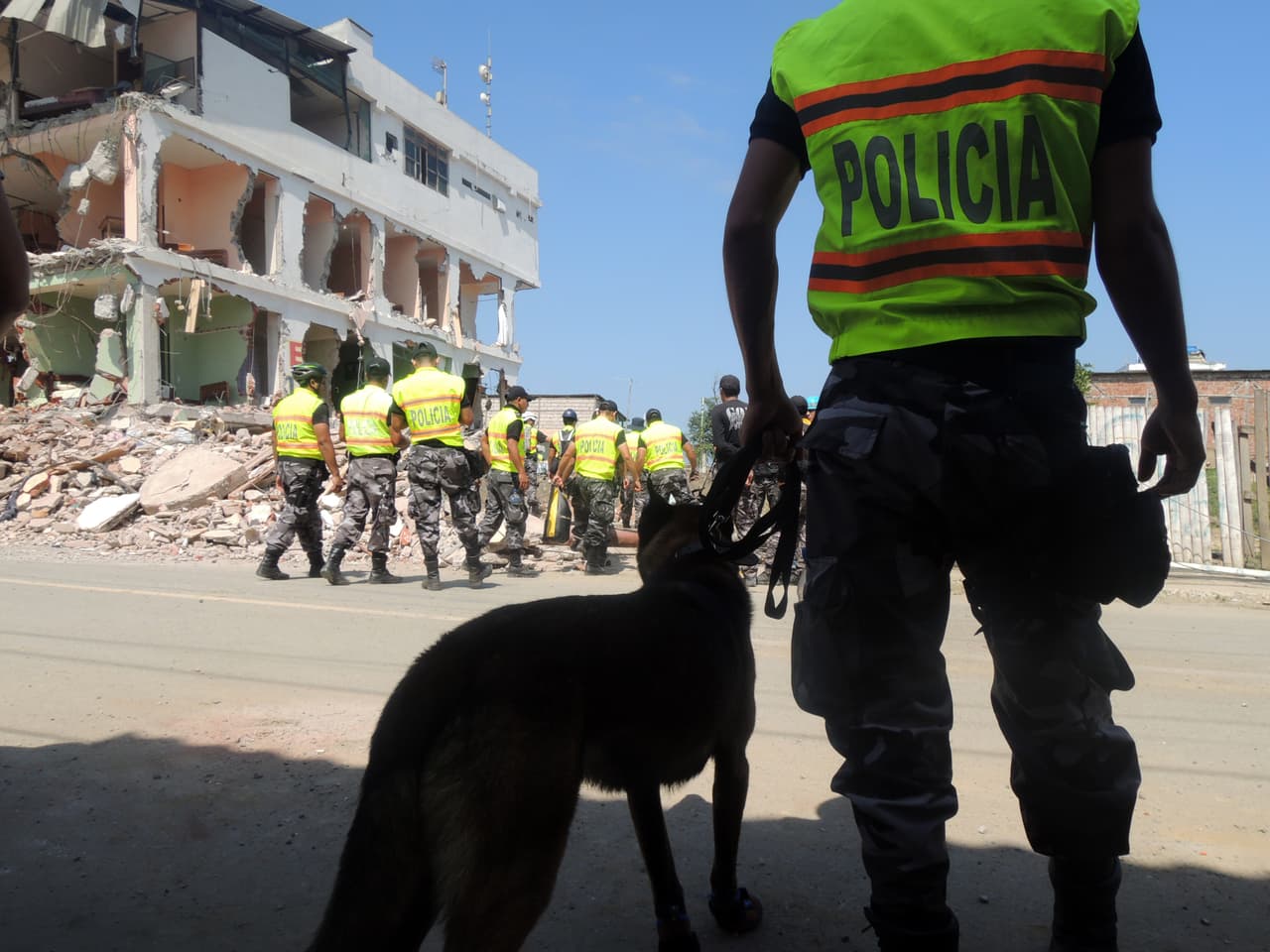 En el epicentro de las labores de rescate en Ecuador