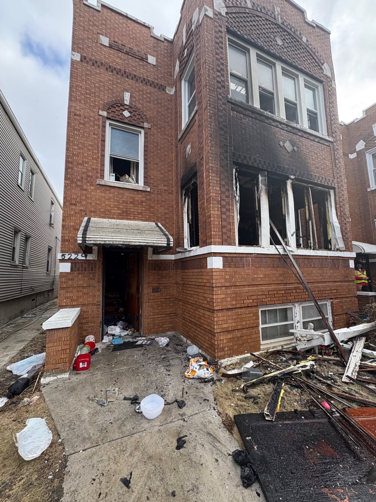 Al menos dos personas resultaron gravemente heridas y varias mascotas fallecieron durante un incendio en una vivienda ubicada en el vecindario de Gage Park, Chicago, este martes por la mañana.