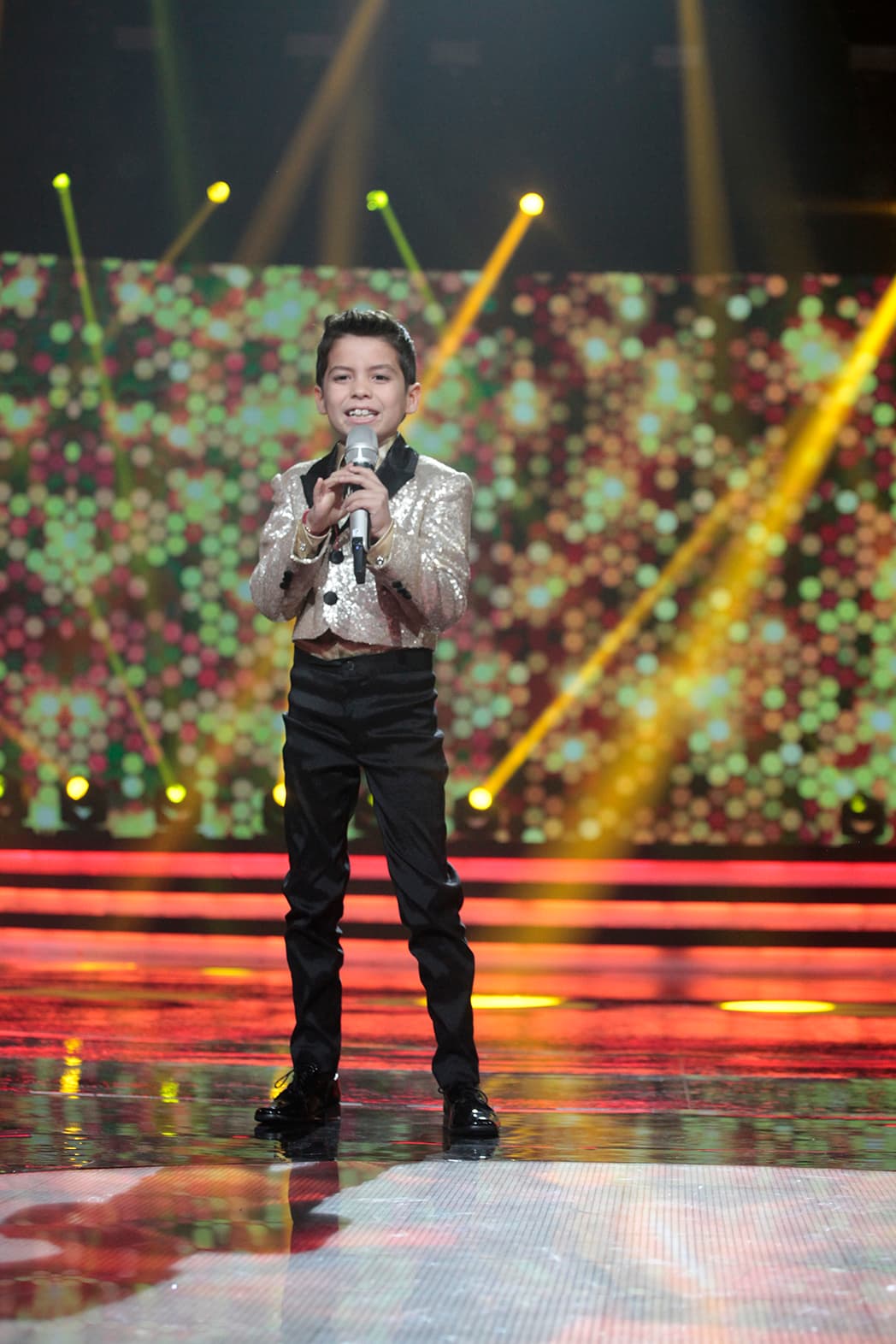 Aunque se apoderó el escenario con más confianza y seguridad que las veces anteriores, Albertano le llamó la atención: "No es lo mismo cantar que gritar”.