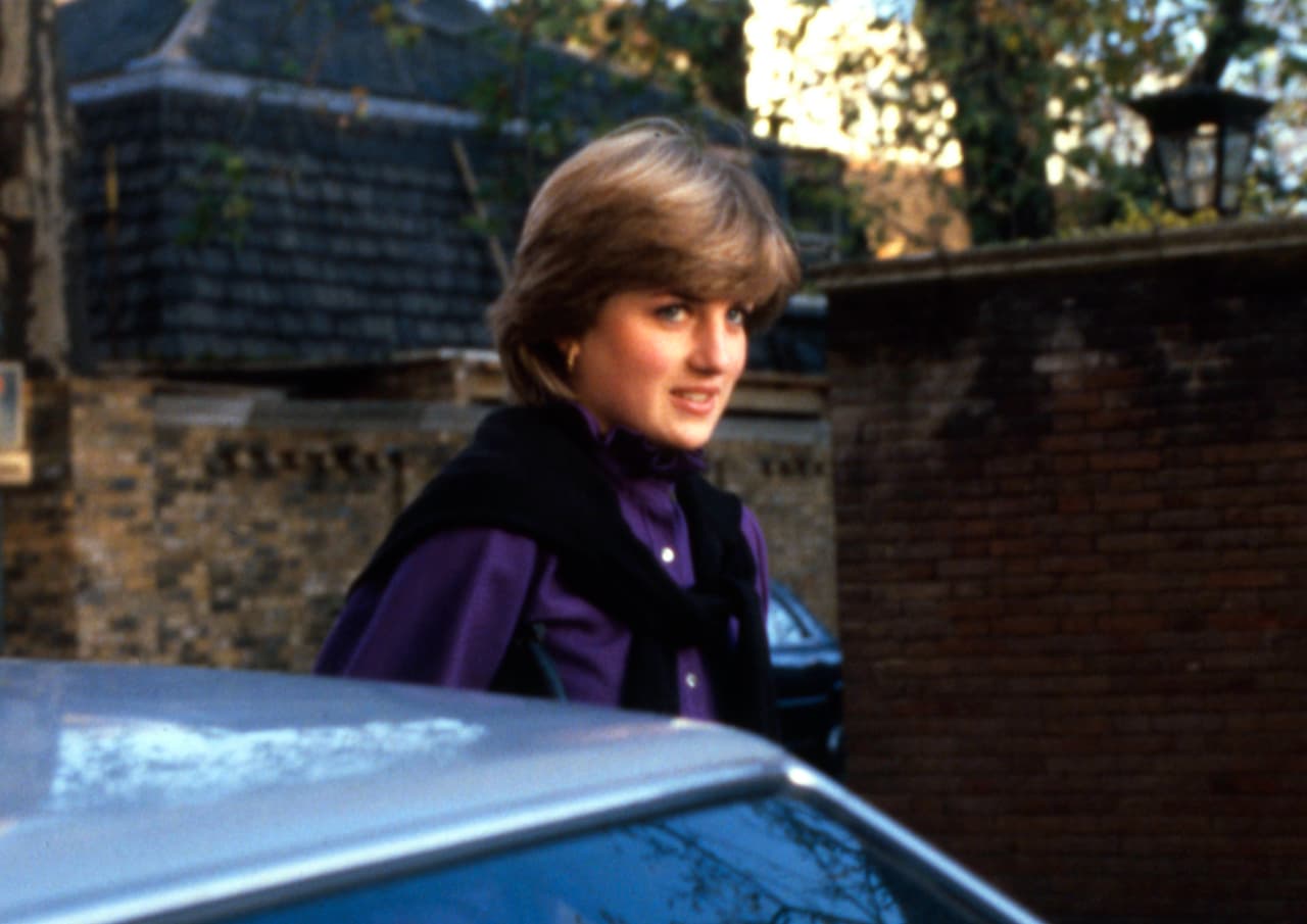 En su biografía escrita por Andrew Morton en 1992, que se titula '
<b><i>Diana Her True Story'</i></b>, la princesa habló de su estado de salud, reconoció los trastornos alimentarios que enfrentaba y sus intentos de 
<a href="http://news.bbc.co.uk/onthisday/hi/dates/stories/june/16/newsid_2514000/2514329.stm" target="_blank">suicidio</a>. "La bulimia empezó la semana después de que nos comprometimos y tardaría casi una década en superarlo”, comentó Diana Spencer a 
<a href="https://www.vogue.com/article/princess-diana-real-life-battle-with-bulimia" target="_blank">Morton en un audio</a>.
