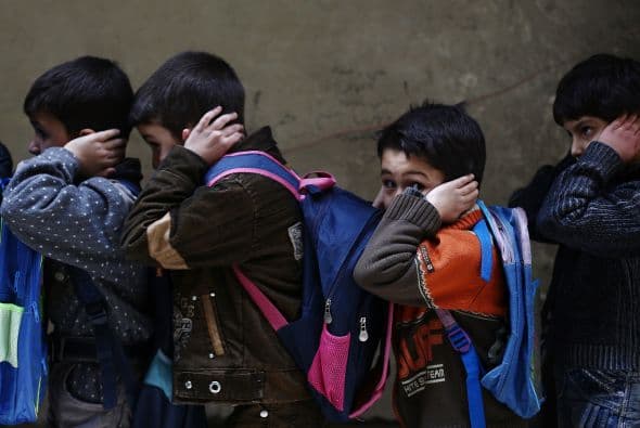 También están sufriendo el deterioro de los servicios educativos y sanitarios en sus países a causa de la llegada masiva de refugiados.