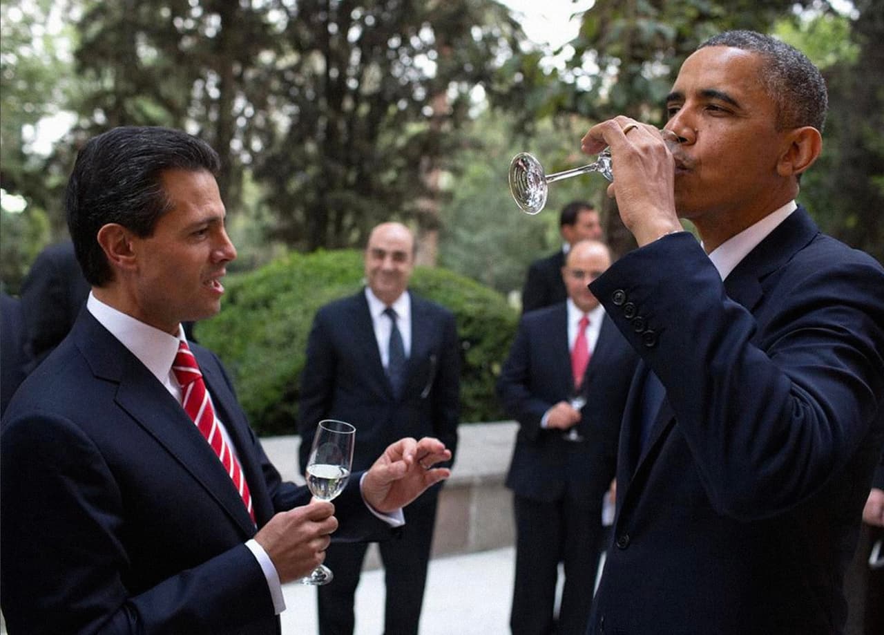 <b>Relación con</b>
<b>México.</b> Sobre esta fotografía Pete Souza escribió en su cuenta de Instagram: “Esta es para Grover, el Presidente Obama catando tequilas con el presidente de México, Enrique Peña Nieto, en 2013”.