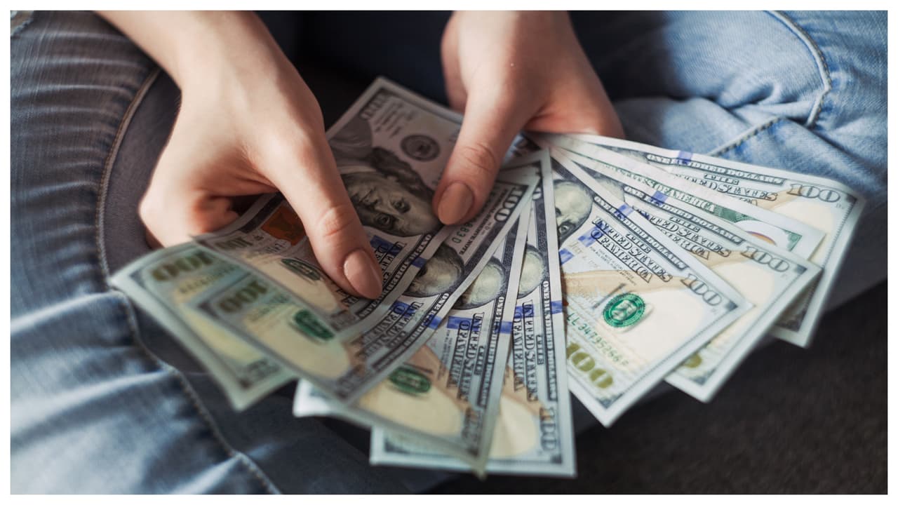 <b>$87.50 en 3 minutos y en tu tiempo libre</b>
<br>El Programa de quejas sobre el sire libre (Idling Complaint System) de la ciudad de Nueva York ofrece $87.50 
<a href="https://www.univision.com/local/nueva-york-wxtv/denuncia-infractores-transito-nueva-york">por cada reporte que hagas</a> de un vehículo comercial estacionado con el motor andando por más de tres minutos. Para eso, debes filmar un video que dure más de ese tiempo y enviarlo a la ciudad. Si deseas ganar dinero con este programa, visita: 
<a href="https://on.nyc.gov/3UTctG7">https://on.nyc.gov/3UTctG7</a>