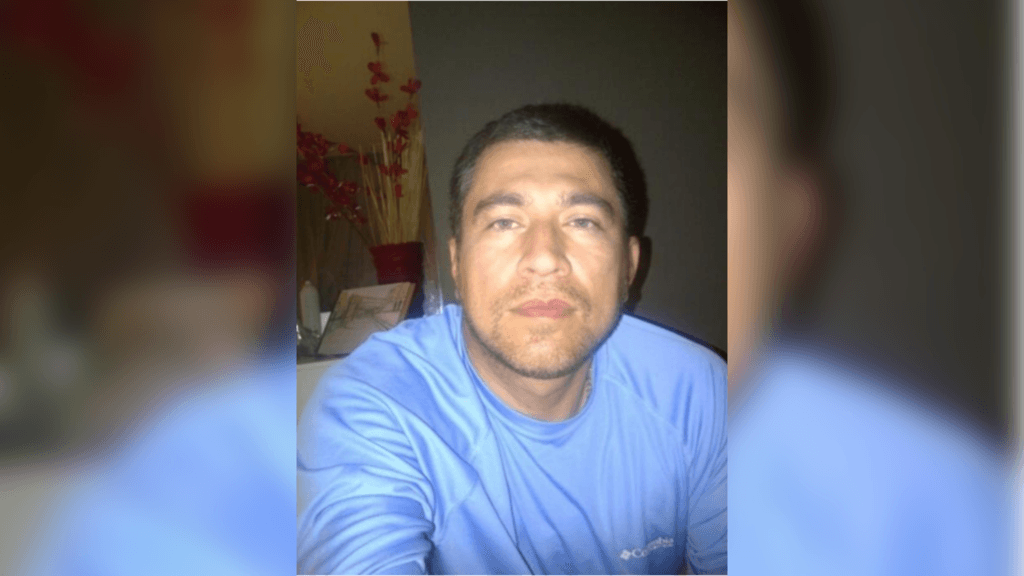 A Ramón Villarreal Hernández se le acusa de haber sido un operario del Cártel de los Beltrán Leyva. Él es hermano de Rodolfo Villarreal Hernández, alias ‘El Gato’, quien presuntamente tiene una posición de líder activo en el mismo cártel.
<br>
<br>‘El Gato’ es uno de los fugitivos más buscados del FBI y tiene una recompensa por $1 millón de dólares. El Tribunal del Distrito Norte de Texas dijo en un comunicado que ‘El Gato’ quería muerto a Jesús Guerrero Chapa en venganza por el asesinato de su padre.