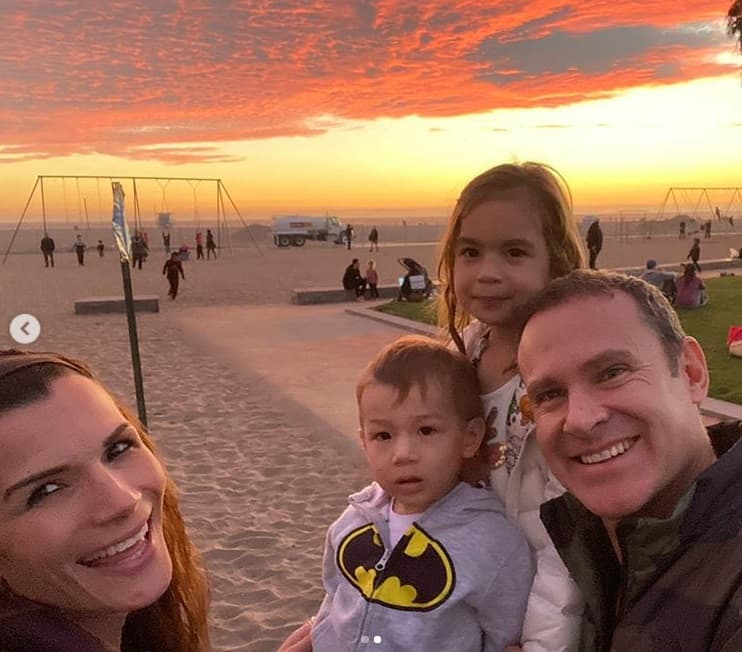 Alan le muestra las maravillas del mundo a sus hijos. Este hermoso atardecer en California fue un regalo para los Tacher Bernal.