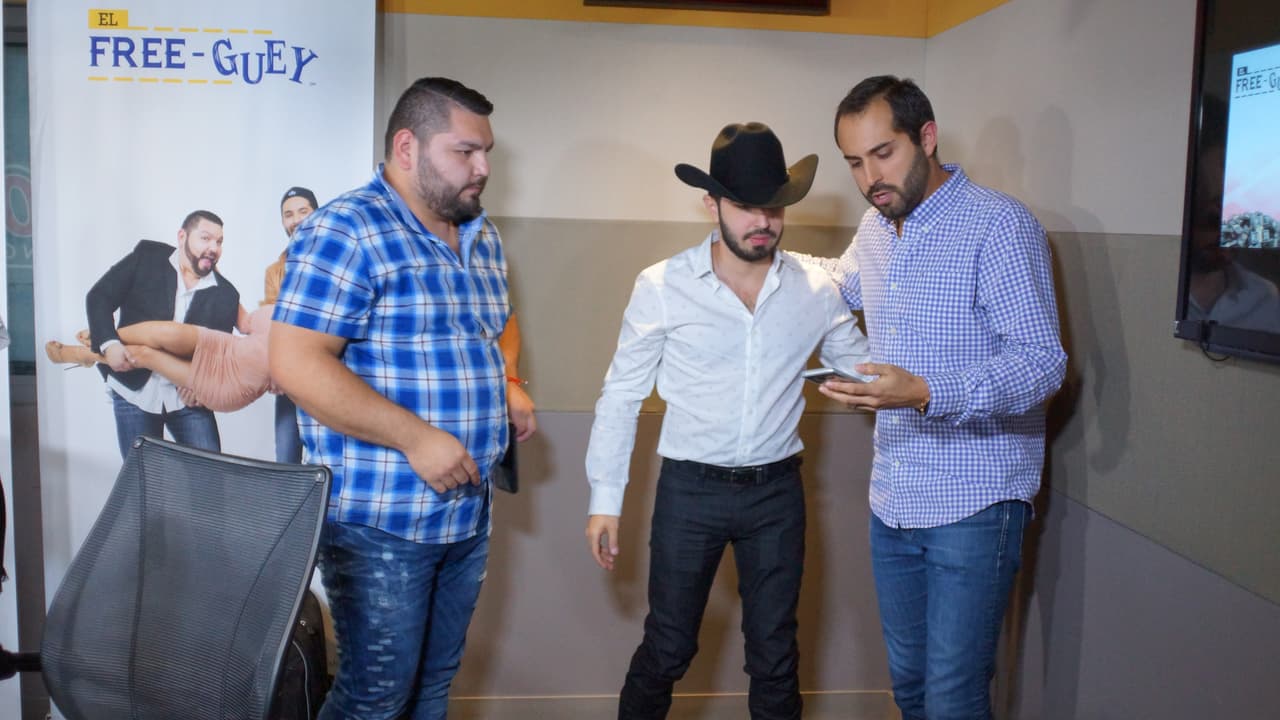 Joss Favela llegó con guitarra en mano a la cabina del Free-guey show y nos deleitó con su música.