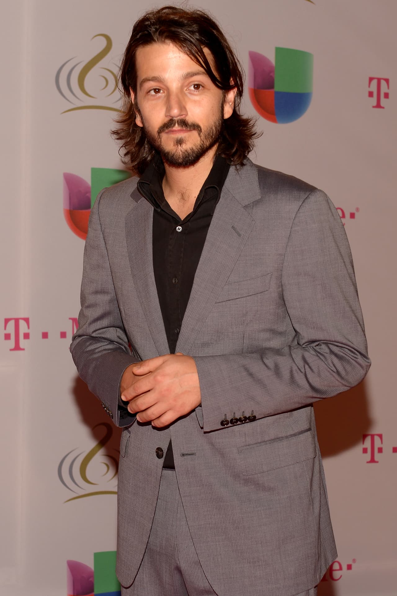 El actor Diego Luna fue invitado a la ceremonia de 2014 para presentar el número musical de Marco Antonio Solís.