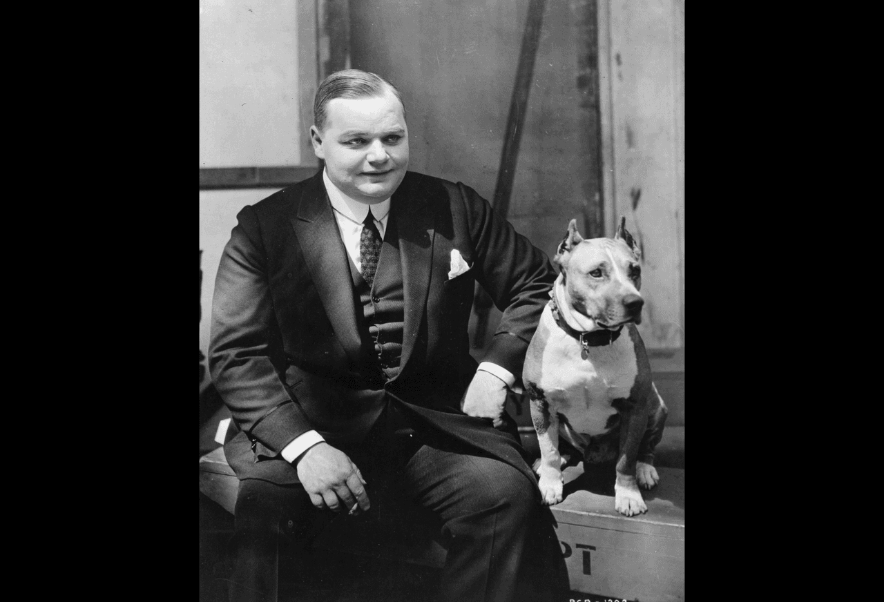 El comediante Roscoe Fatty Arbucke con el perro Luke, circa 1920.