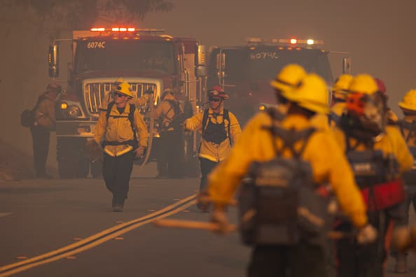 Más de 1,600 bomberos estatales trabajan por cuarto día consecutivo sofocando las llamas. Las autoridades reiteran que las 
<a href="https://readysbc.org/alisal-fire/" target="_blank">órdenes y advertencias de evacuaciones</a> se mantienen en las zonas de riesgo.
