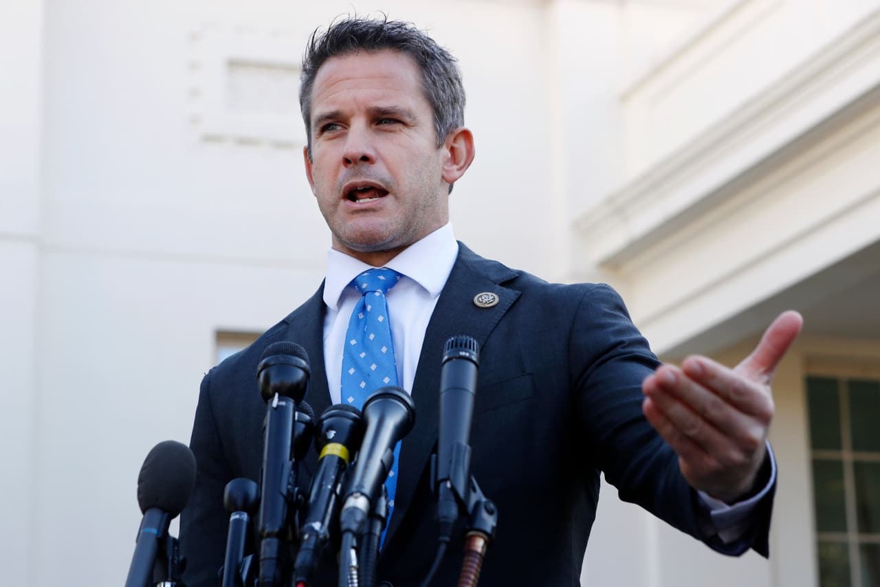 El representante republicano 
<b>Adam Kinzinger</b>, quien votó a favor del 
<i><a href="https://www.univision.com/temas/impeachment">impeachment</a></i> contra el expresidente Donald Trump, se sumó a los votos de los demócratas en la Cámara que terminaron por expulsar a la representante 
<a href="https://www.univision.com/shows/noticiero-univision/quien-es-marjorie-taylor-greene-la-republicana-expulsada-de-varios-comites-por-apoyar-teorias-conspirativas-video">Marjorie Taylor Greene</a> de dos comités.