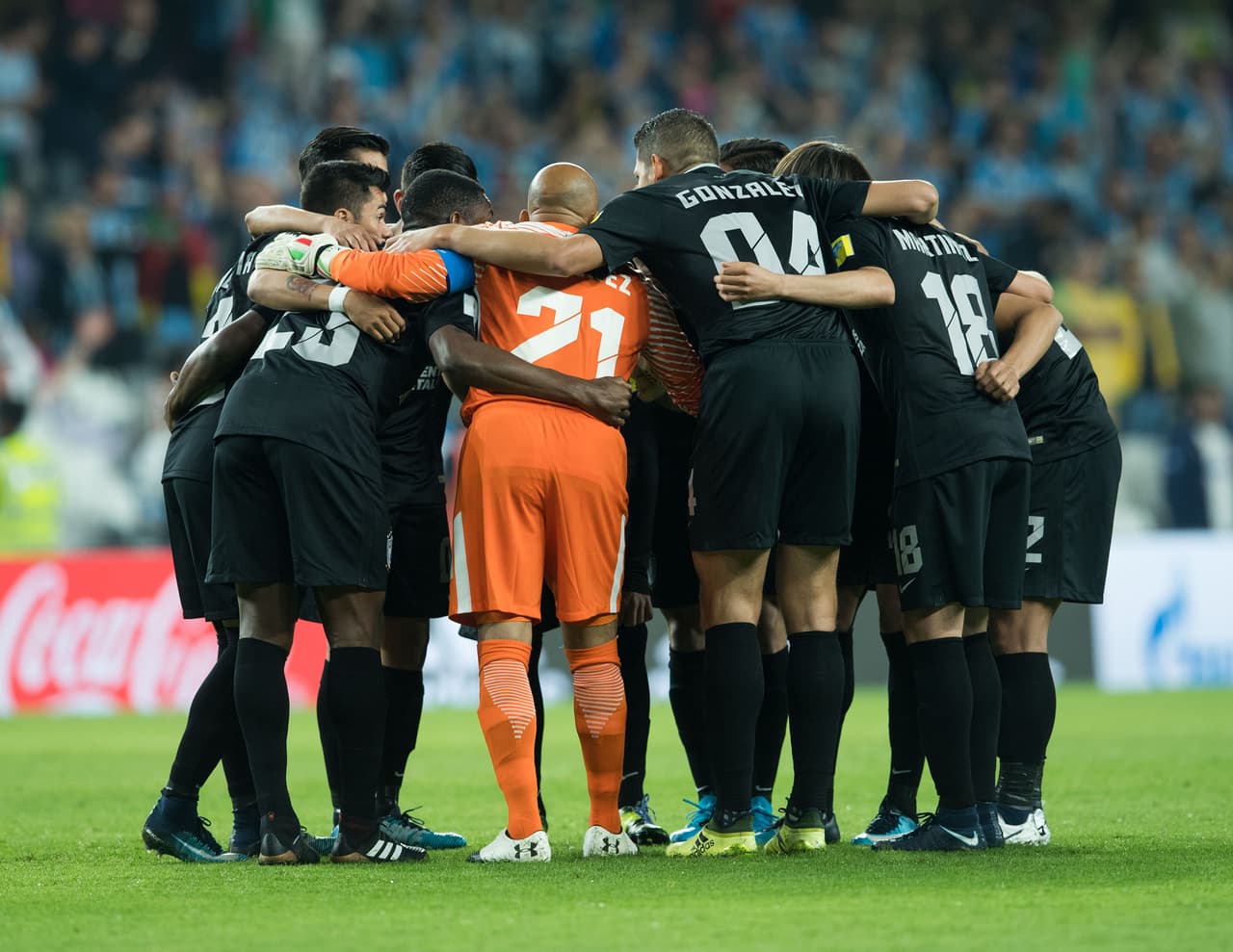 Los jugadores de la escuadra mexicana se reunían par ala última arenga antes de ir por el objetivo.