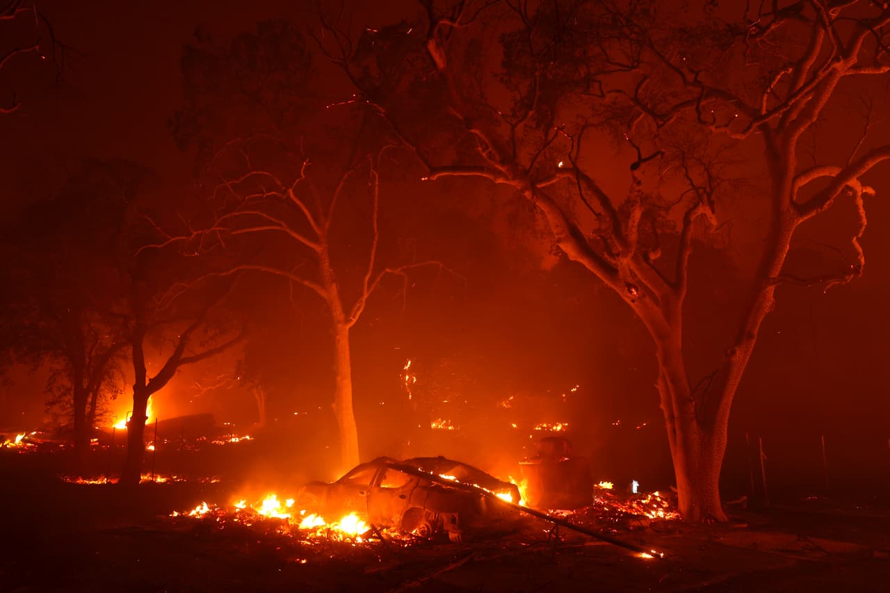 El avance de los incendios provoca la evacuación de otras 60,000 personas en California 