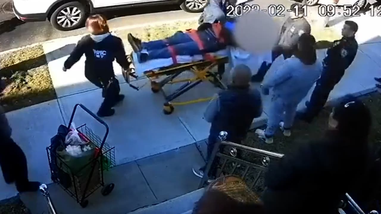 Oficial reanima a hombre que se desplomó en plena calle de Manhattan: cámara capta el momento