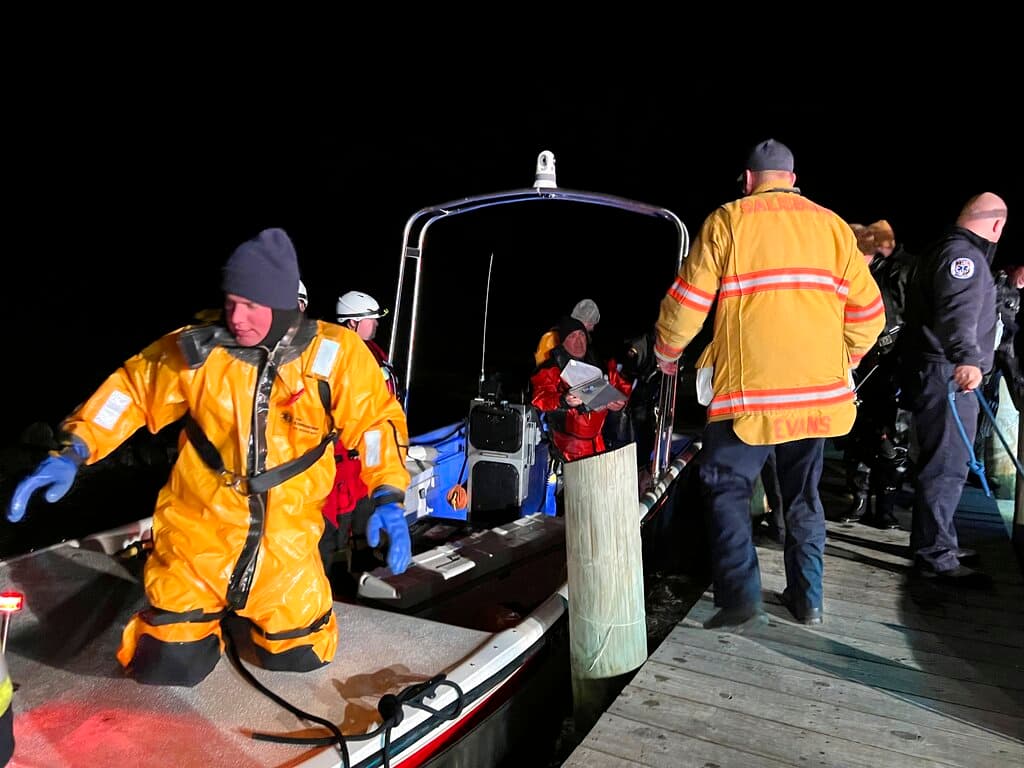 Un muerto y dos heridos al caer un avión de la Marina durante un vuelo de rutina