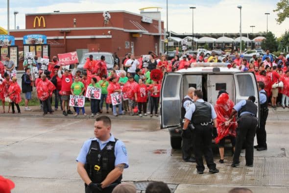 Muchos de los trabajadores de las cadenas de comida rápida cobran el salario mínimo federal.