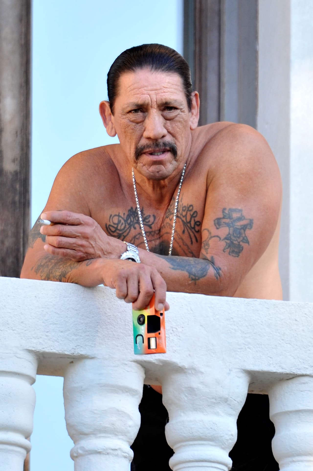 En agosto del año pasado,
<b> <a href="https://www.univision.com/noticias/machete-al-rescate-el-actor-danny-trejo-salva-a-un-bebe-atrapado-en-un-auto-volcado-en-los-angeles" target="_blank">Danny Trejo ocupó titulares por haber rescatado a un bebé</a></b> que quedó atrapado en un auto que se volcó en Los Ángeles. Y, este jueves, el actor de 75 años vuelve a ser el protagonista de la noticia.