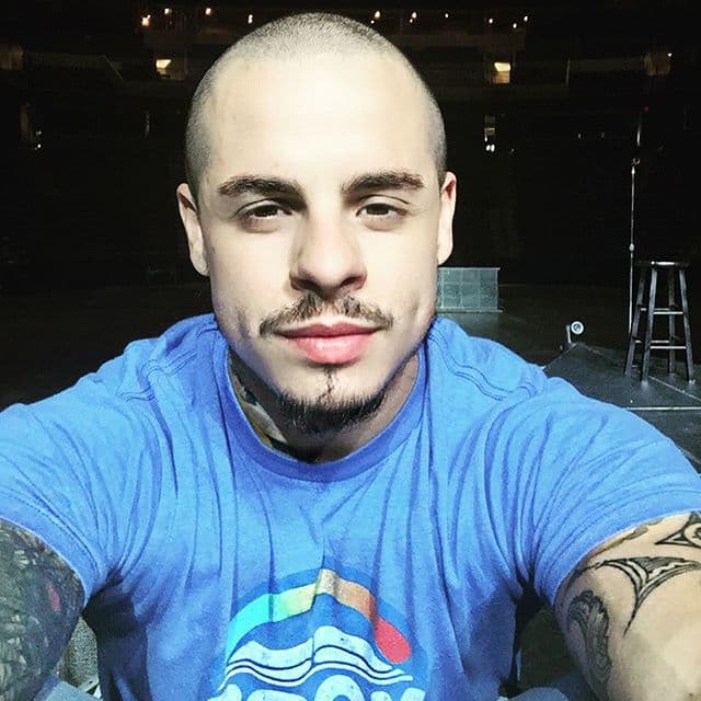 “Ahora puedes mirarnos desde el cielo y protegernos a todos. Te amo abuela. DEP”, redactó Casper en su red social.