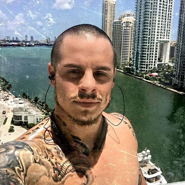 El ex de JLo publicó en 
<a href="https://www.instagram.com/beaucaspersmart/" target="_blank">su cuenta de Instagram</a> una fotografía de ellos dos juntos en lo que parece ser un cuarto de hospital.