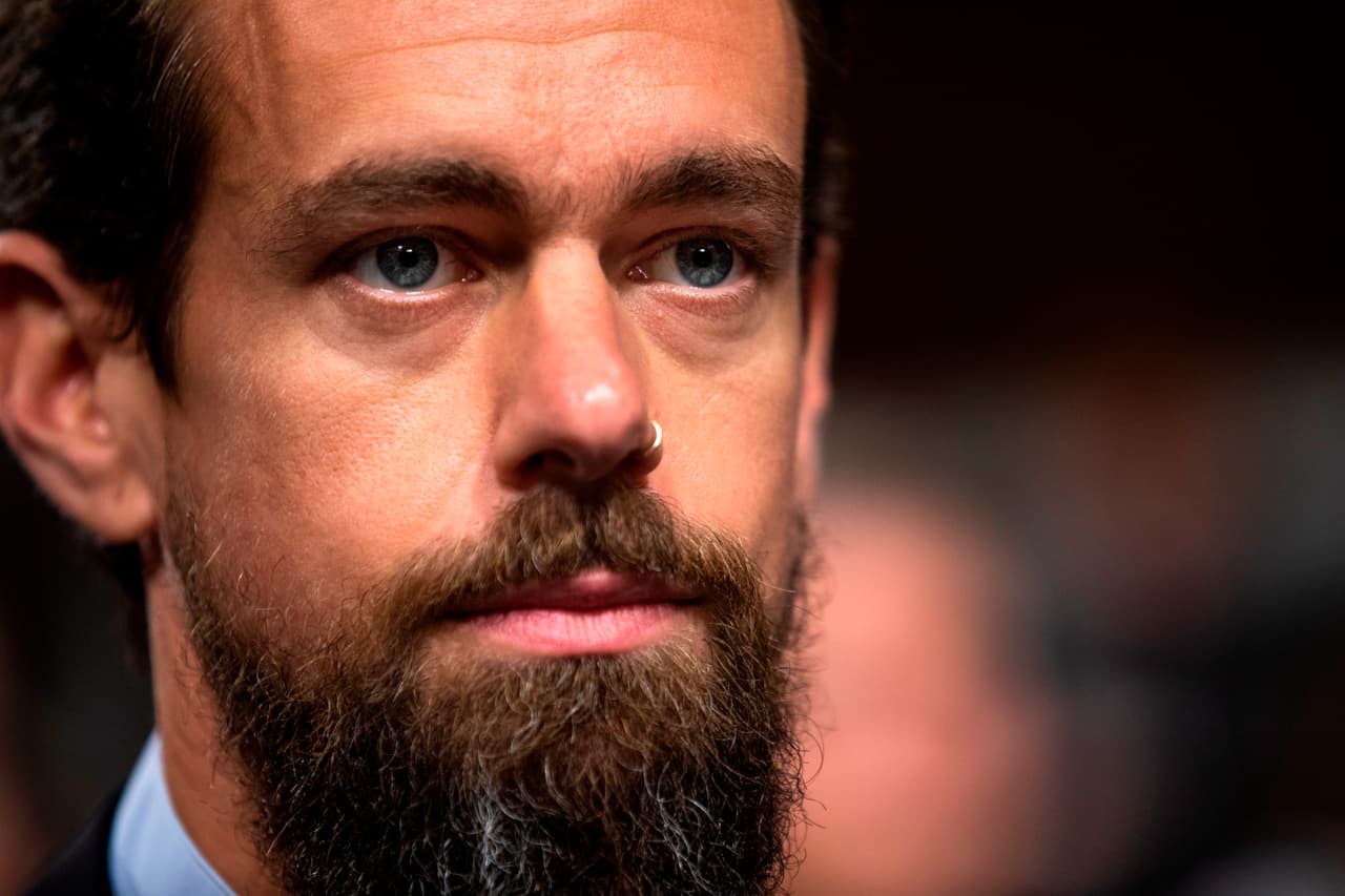 <b>Jack Dorsey, actual presidente ejecutivo de Twitter</b>, tiene una historia similar. En 2008, Evan Williams, uno de los cofundadores de la empresa, lo relevó del cargo. Dorsey quedó relegado y fundó otra compañía, Square. Pero en 2015 Twitter anunció que Dorsey volvía a la empresa como su director temporal, aunque no se descartaba que fuera permanente, como al parecer ha sido, ya que Dorsey se mantiene aún como presidente ejecutivo de la poderosa red social y jefe de desarrollo de productos. A pesar de ello, su papel en Twitter tiene limitaciones y dedica parte de su tiempo a sus otros proyectos, como Square.