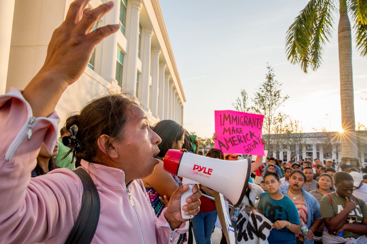 <b>Puesto 13: Florida</b>
<br>
<br>Tasa de desempleo en hispanos (segundo trimestre de 2021): 6.3%%.
<br>
<br>Tasa de desempleo en blancos (segundo trimestre de 2021): 3.5%.
<br>
<br>Tasa de desempleo en afroestadounidenses (segundo trimestre de 2021): 7.4%.
<br>
<br>Tasa de desempleo en asiáticos estadounidenses y nativos de las islas del pacífico: no hay suficientes datos.
<br>
<br>Desempleo general: 4.9%.
<br>
<br>Según el estudio de EPI, a nivel nacional el desempleo en los hispanos casi duplica al desempleo de los trabajadores blancos.
<br>