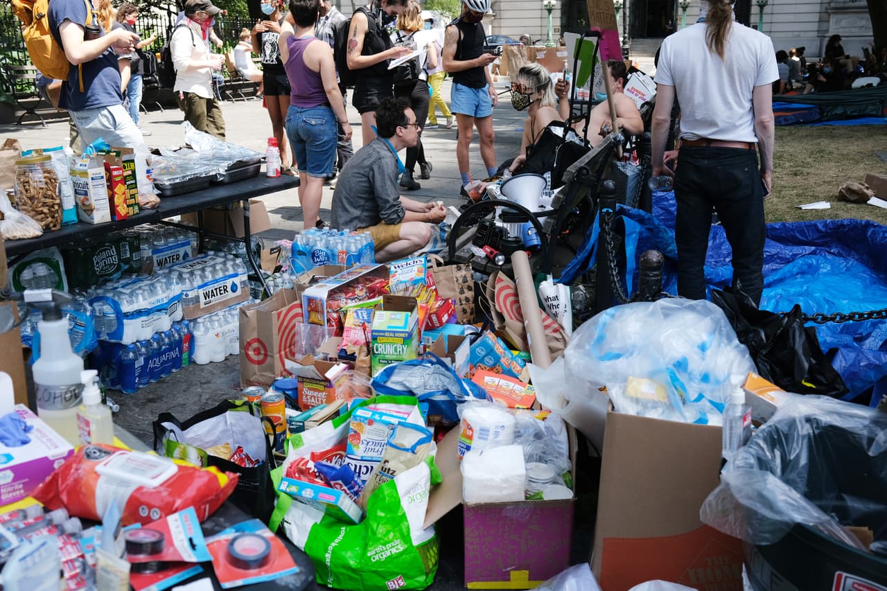 Comida, medicina e información están disponibles para los manifestantes de forma similar a la Ocupación de Wall Street en 2012.