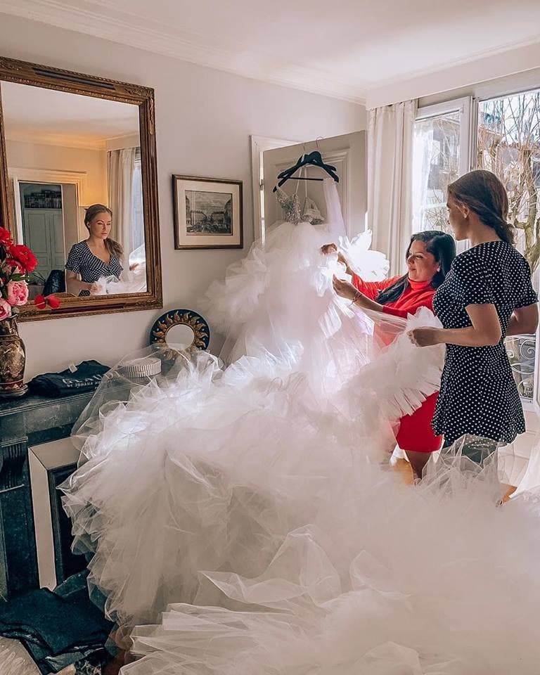 Johana es diseñadora de alta costura: “Todo lo que yo hago está hecho a mano. Los encajes, los bordados, los importo de París, Turquía e Italia y todo lo construyo acá en los Estados Unidos”.