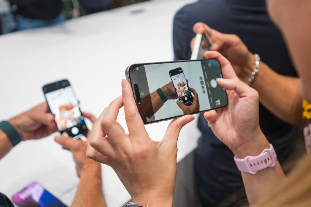 <h2 class="cms-H2-H2">I<b>nteligencia artificial para contenidos sexuales </b></h2>
<br>
<b>SB 926</b> 
<br>
<br>Hace ilegal que las personas de 18 años o más realicen y distribuyan imágenes de IA sexualmente explícitas o contenido similar que cause daño a la persona en la que se basan.
<br>