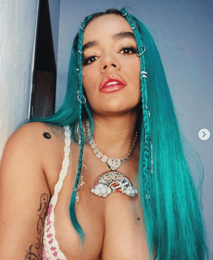 <b>Karol G </b>
<br>Con el paso de los años, la cantante de origen colombiano se ha posicionado como una de las celebridades que presumen su cuerpo sin retoques, con poco maquillaje y muy al natural, esto con el objetivo de dar mensajes de amor propio a sus seguidores.