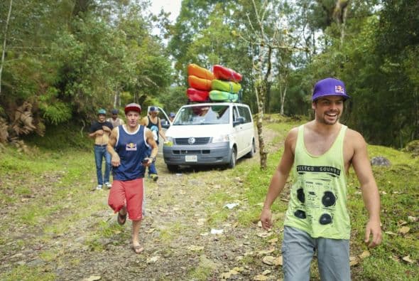 Dane Jackson y Rafa Ortiz descienden de la furgoneta, listos para navegar, durante el Primer Descenso Red Bull: Proyecto Michoacán, en Tlapacoyan, VE, México, 20 de Noviembre, 2013.