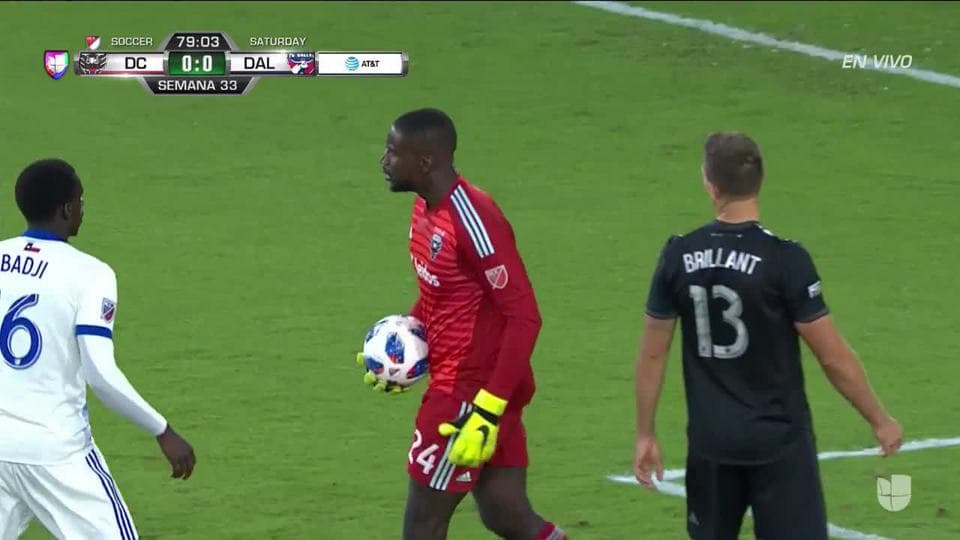 Steve Birnbaum despeja el balón y aleja el peligro