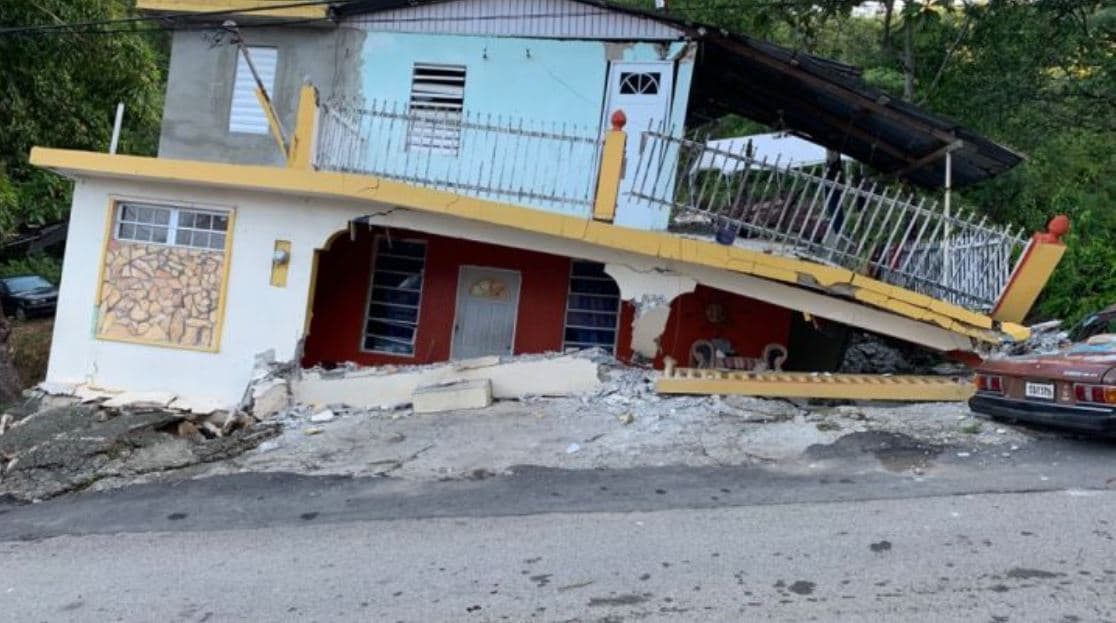 "Parecía un trueno rompiendo nuestra casa, algo espantoso": familia pierde su hogar en Yauco y pide ayuda ciudadana