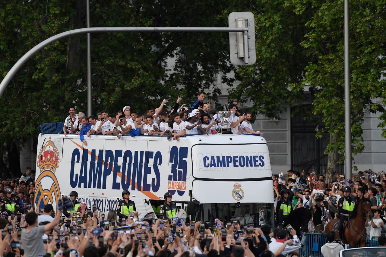 Miles de fanáticos del Real Madrid inundaron las calles de la capital española para festejar en grande el título 14 de la Champions League y el título 36 de LaLiga en un doblete histórico para la afición merengue que se coronó en Cibeles y en el Santiago Bernabéu.