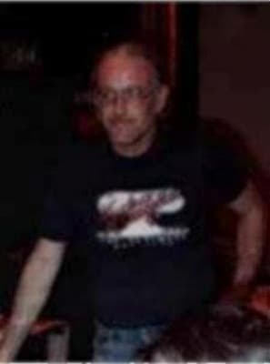 <h3 class="cms-H3-H3">Rex C. Reichert </h3>
<br>
<br>Durante dos años, este hombre oriundo de Ohio
<a href="https://www.fbi.gov/wanted/cac/rex-c.-reichert" target="_blank">abusó sexualmente de dos adolescentes varones de 14 y 10 años</a>, en su apartamento en Collegeville, Pensilvania, según la acusación de la agencia. 
<br>
<br>Reichert, hoy de 75 años, había cuidado a los niños mientras un familiar recibía tratamiento médico, durante los fines de semana y lo acompañaban en viajes de campamento. 
<br>
<br>El 28 de septiembre de 1990, Reichert fue acusado de 5 cargos entre los que están la tentativa criminal con intención de cometer el delito de relación sexual involuntaria y de poner en peligro el bienestar de los niños por parte del Departamento de Policía de Collegeville, Collegeville, Pensilvania. 
<br>
<br>Reichert, por quien FBI ofrece una recompensa por su captura, es experto en electrónica, específicamente en equipos musicales y se cree que pudo haber viajado a Pensilvania, Nueva York, Vermont, Canadá o Europa. 
<br>
<br>
<br>