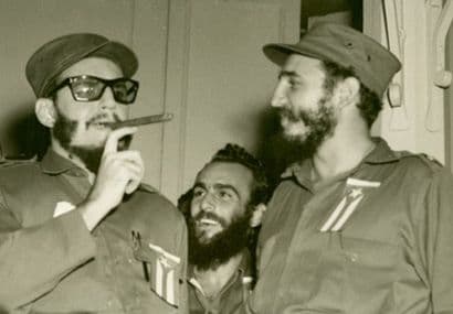 En 1959 Fidel Castro (derecha) se tomó una foto con el actor Armando Roblan, que interpretaba a Fidel en una obra. Foto: AFP.