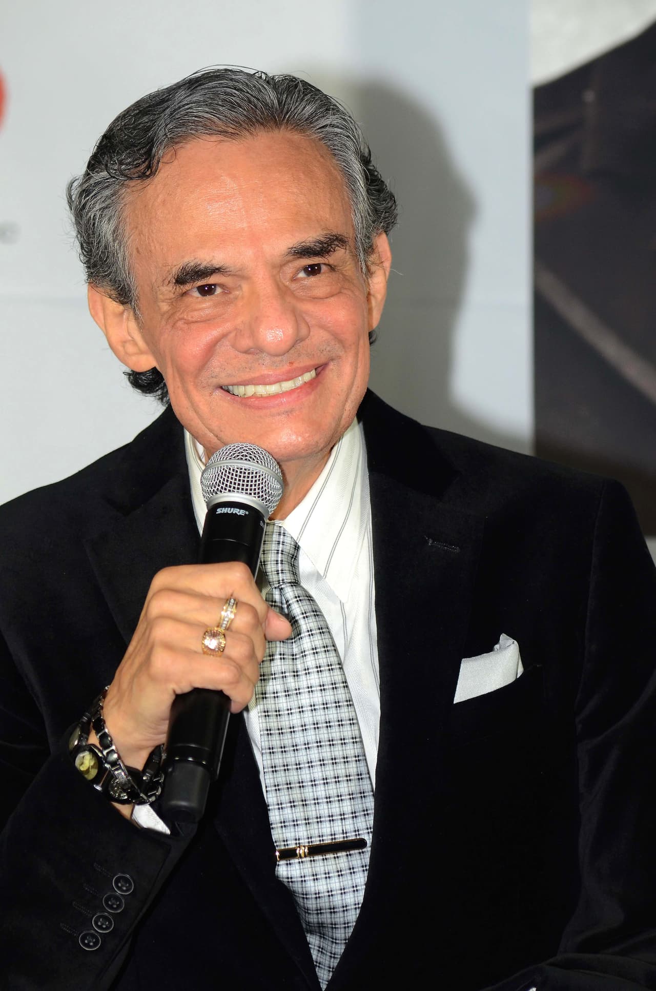 Núñez no tiene muchos detalles de la situación del cantante, sin embargo, reveló que sigue bajo cuidado médico: "Continúa en el hospital, sé que es problema de pulmón y una neumonía, no te puedo dar con certeza la parte médica porque obvio no lo tengo y no quiero errar en él, pero sí, ya tiene tiempecito ahí".
<br>