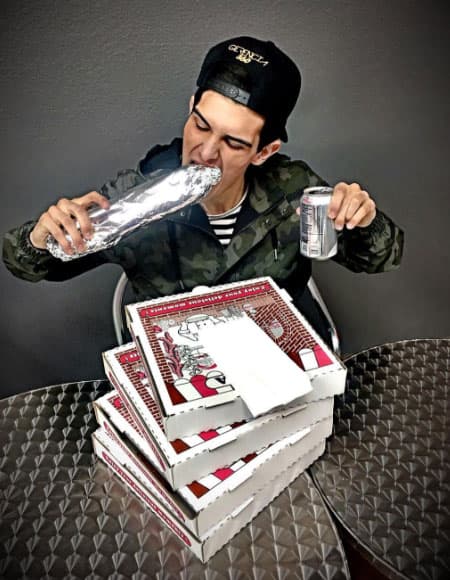 ¡Cómete algo, Adriel Favela!