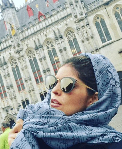 A fin de brindarles la mejor educación a sus retoños, Ana Bárbara recurre al internet, así como libros para informarse adecuadamente y así saber cómo abordar diversos temas con sus hijos.